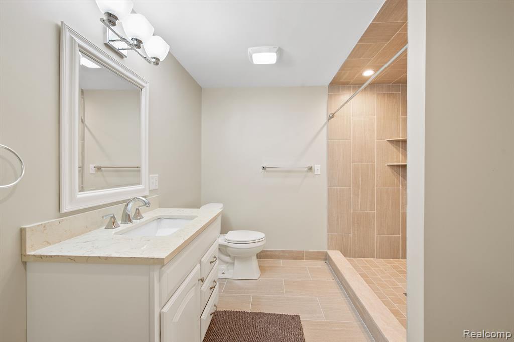 5700 Ridgewood Road West Bloomfield, MI 48322 - Photo 28 of 37