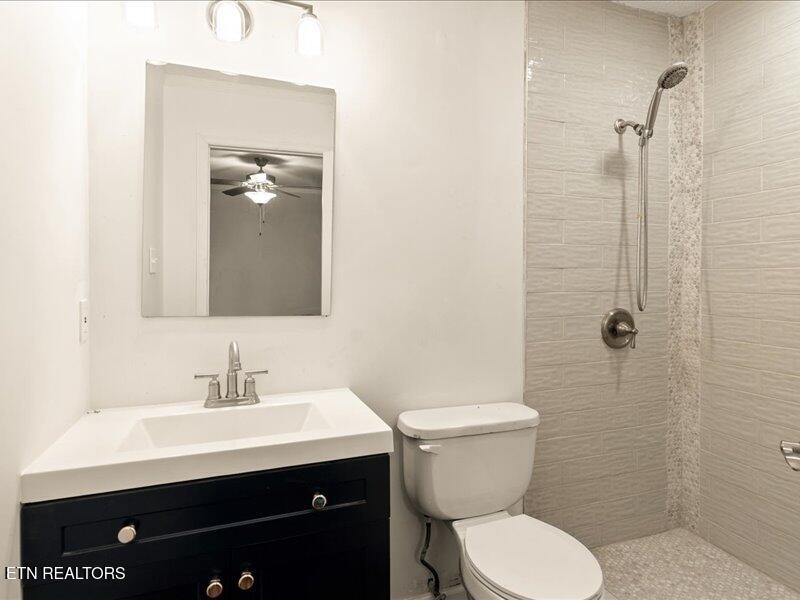 1916 Rosedale Avenue Knoxville, TN 37915 - Photo 9 of 20 09-Primary Bath