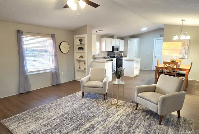 $215,000 | 1361 County Road 773, Devine, TX 78016