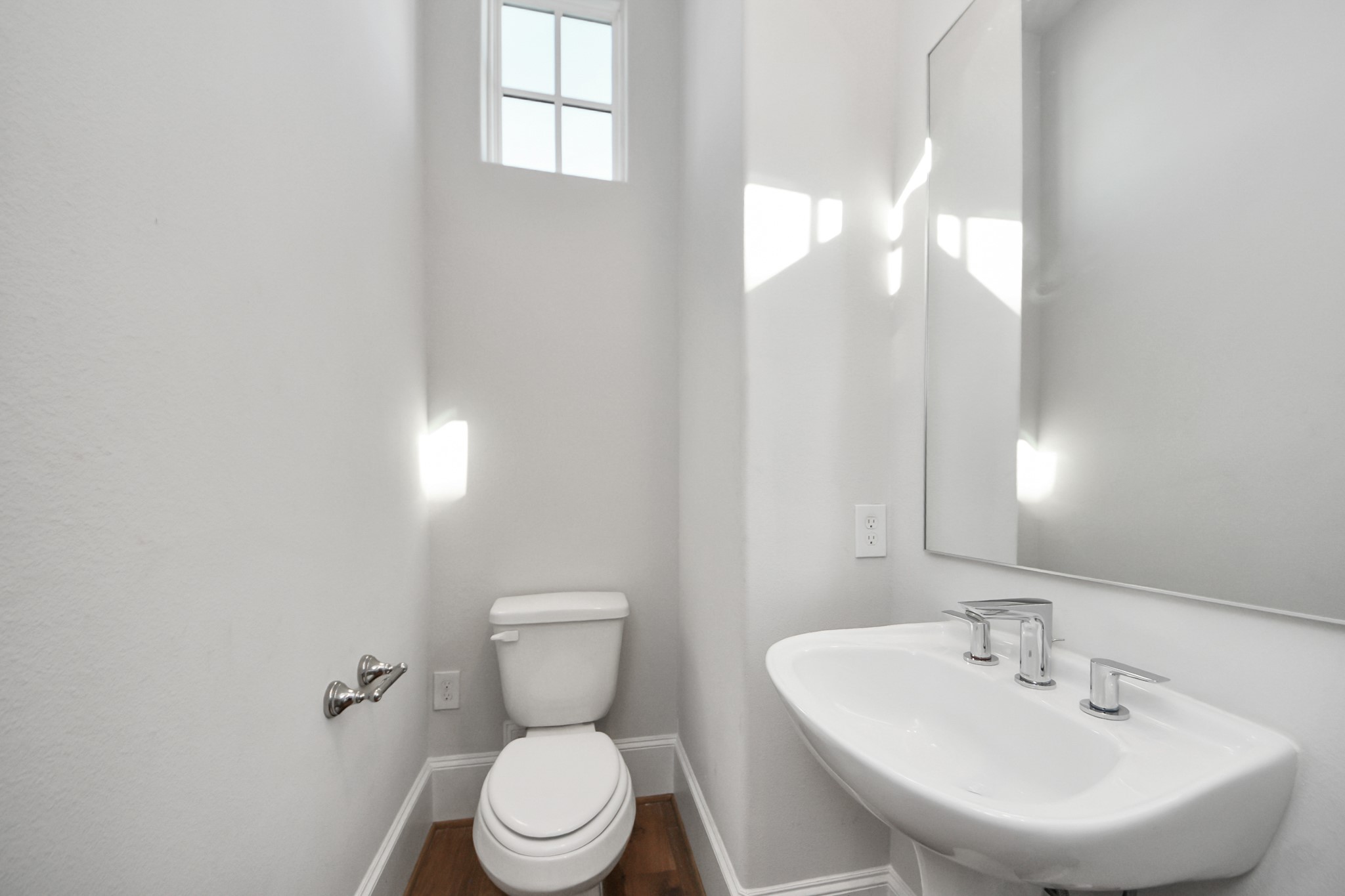 826 Cage Street Houston, TX 77020 - Photo 23 of 45 a bathroom with a toilet a sink and mirror