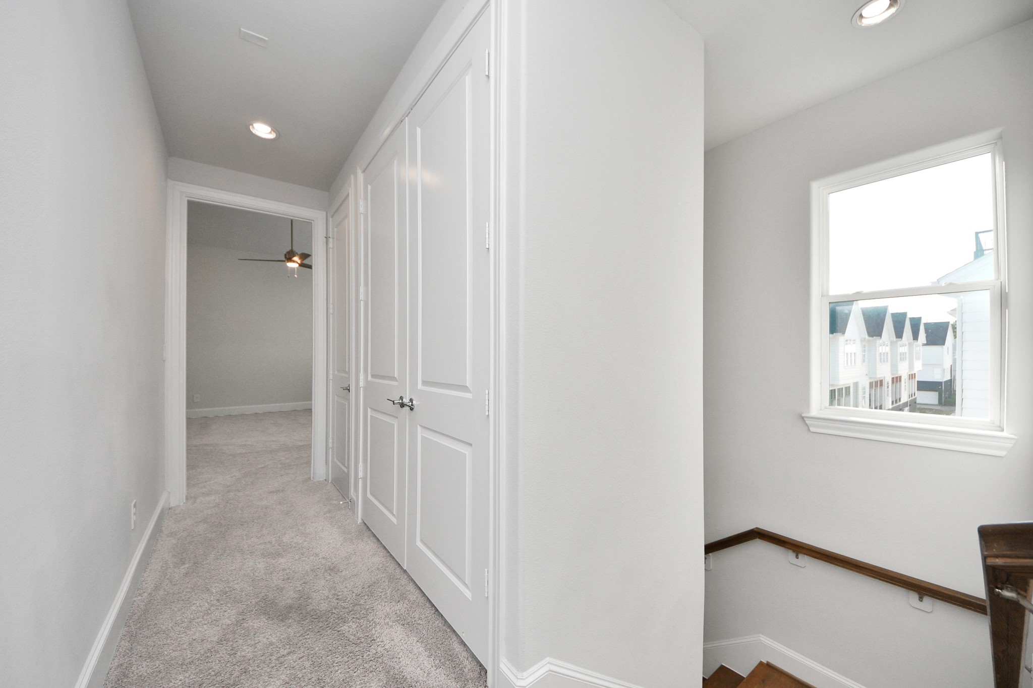 826 Cage Street Houston, TX 77020 - Photo 28 of 45 a view of hallway with windows