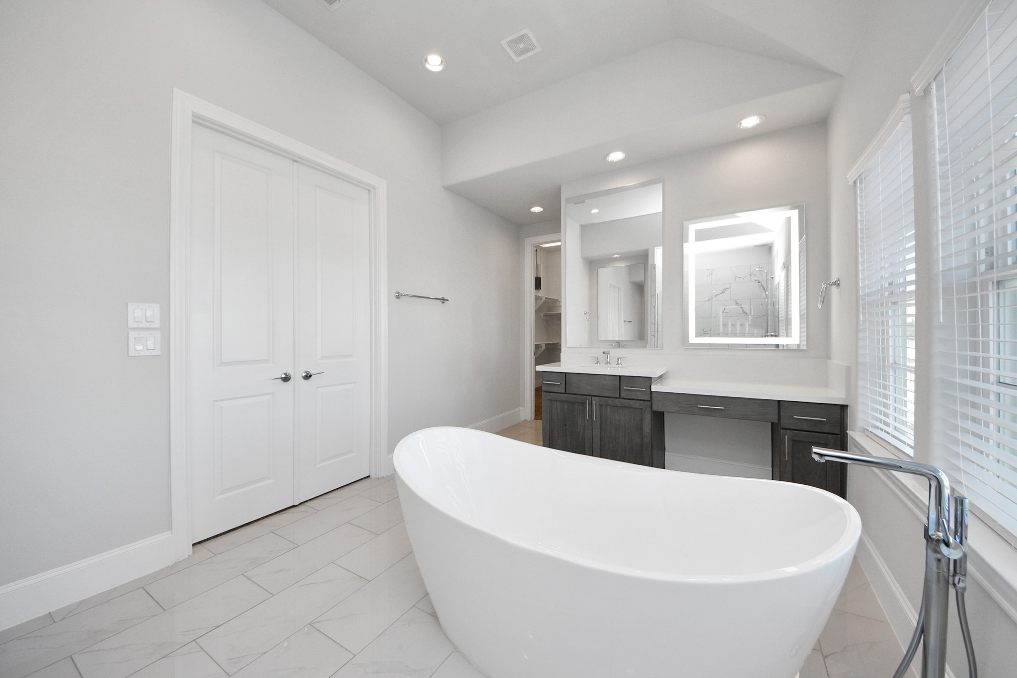 826 Cage Street Houston, TX 77020 - Photo 35 of 45 a large white tub sitting in a bathroom