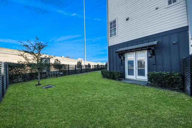 a view of a house with backyard and porch