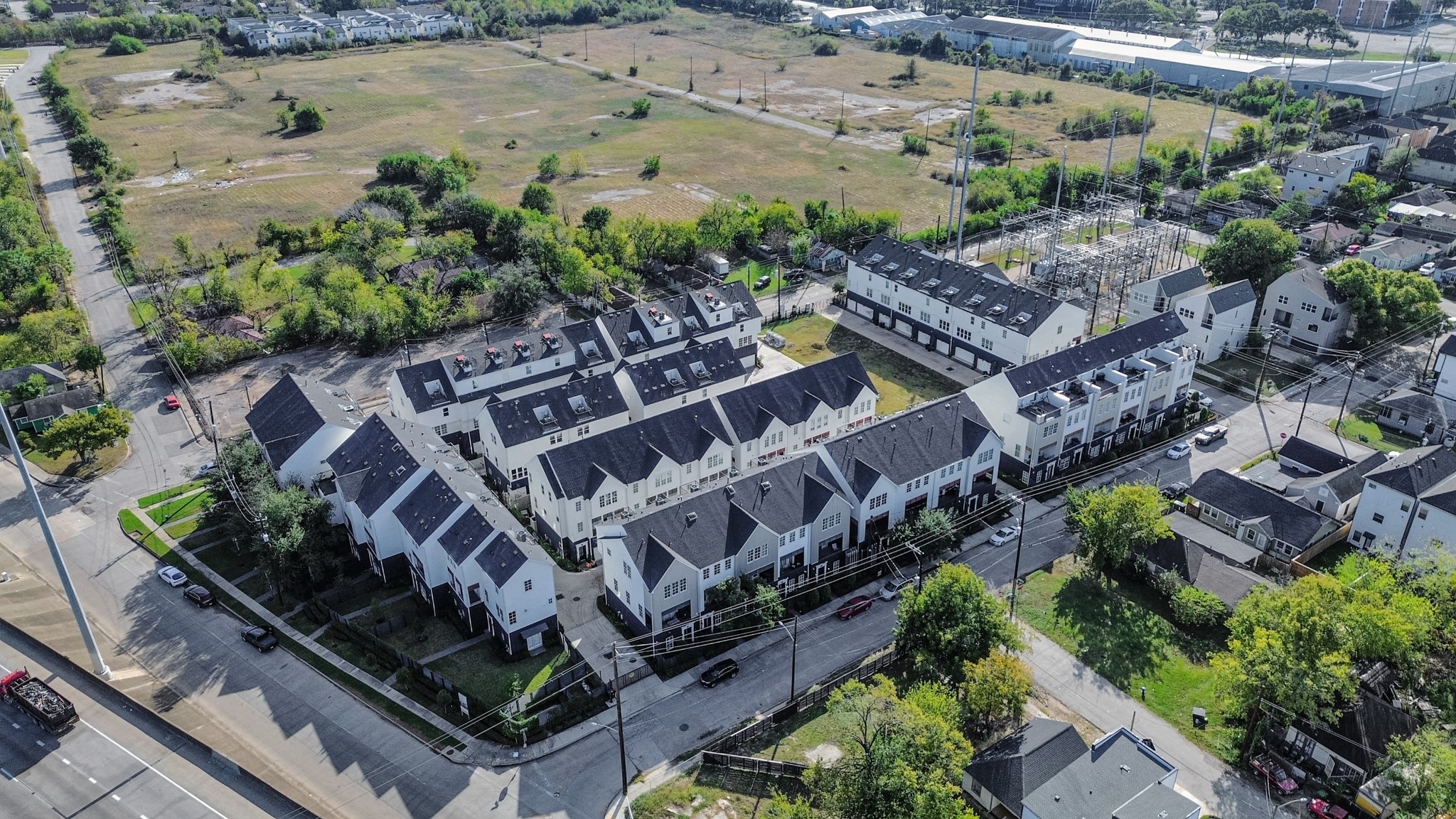 826 Cage Street Houston, TX 77020 - Photo 44 of 45 an aerial view of multiple houses with yard