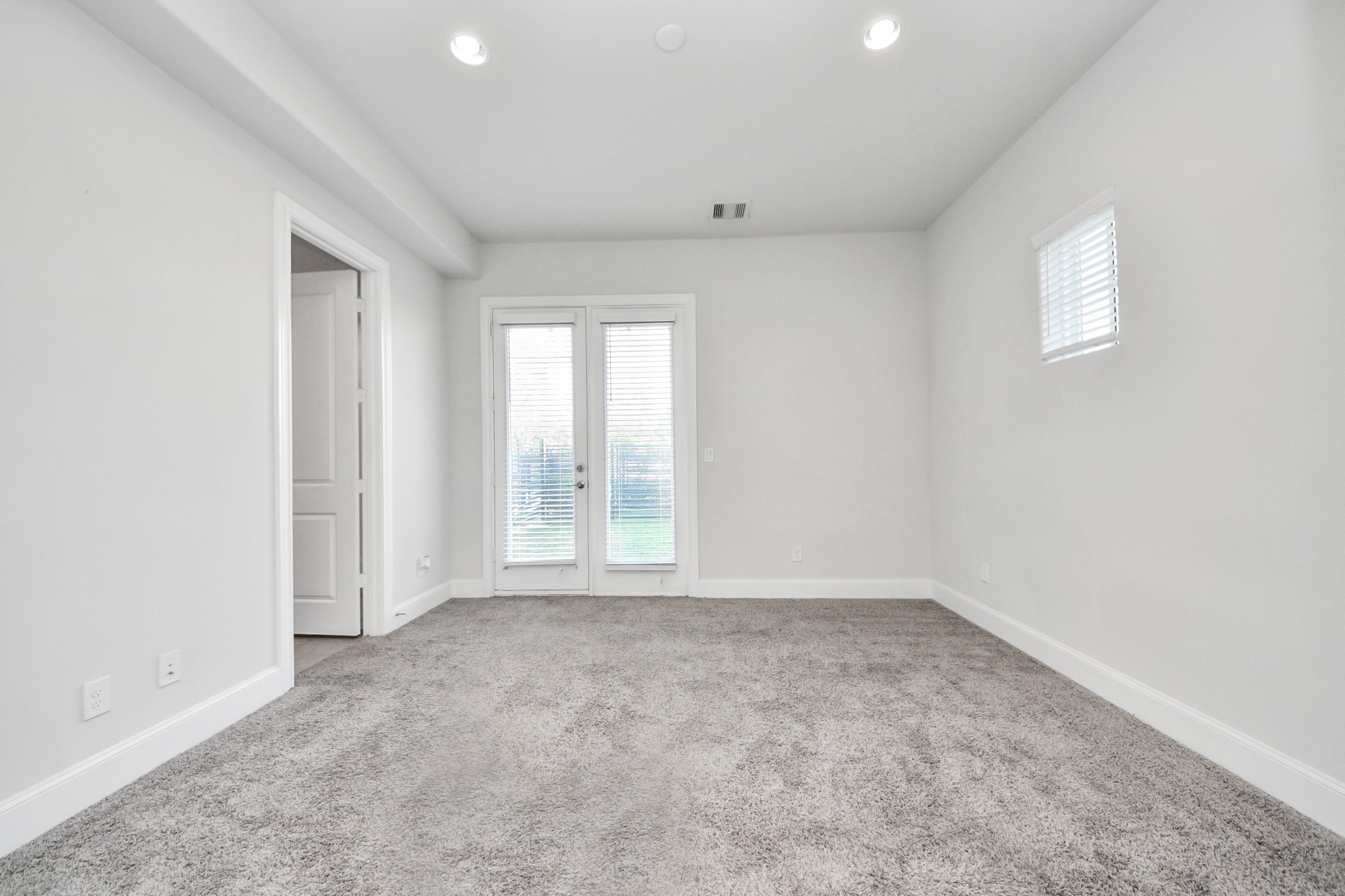 826 Cage Street Houston, TX 77020 - Photo 5 of 45 an empty room with windows