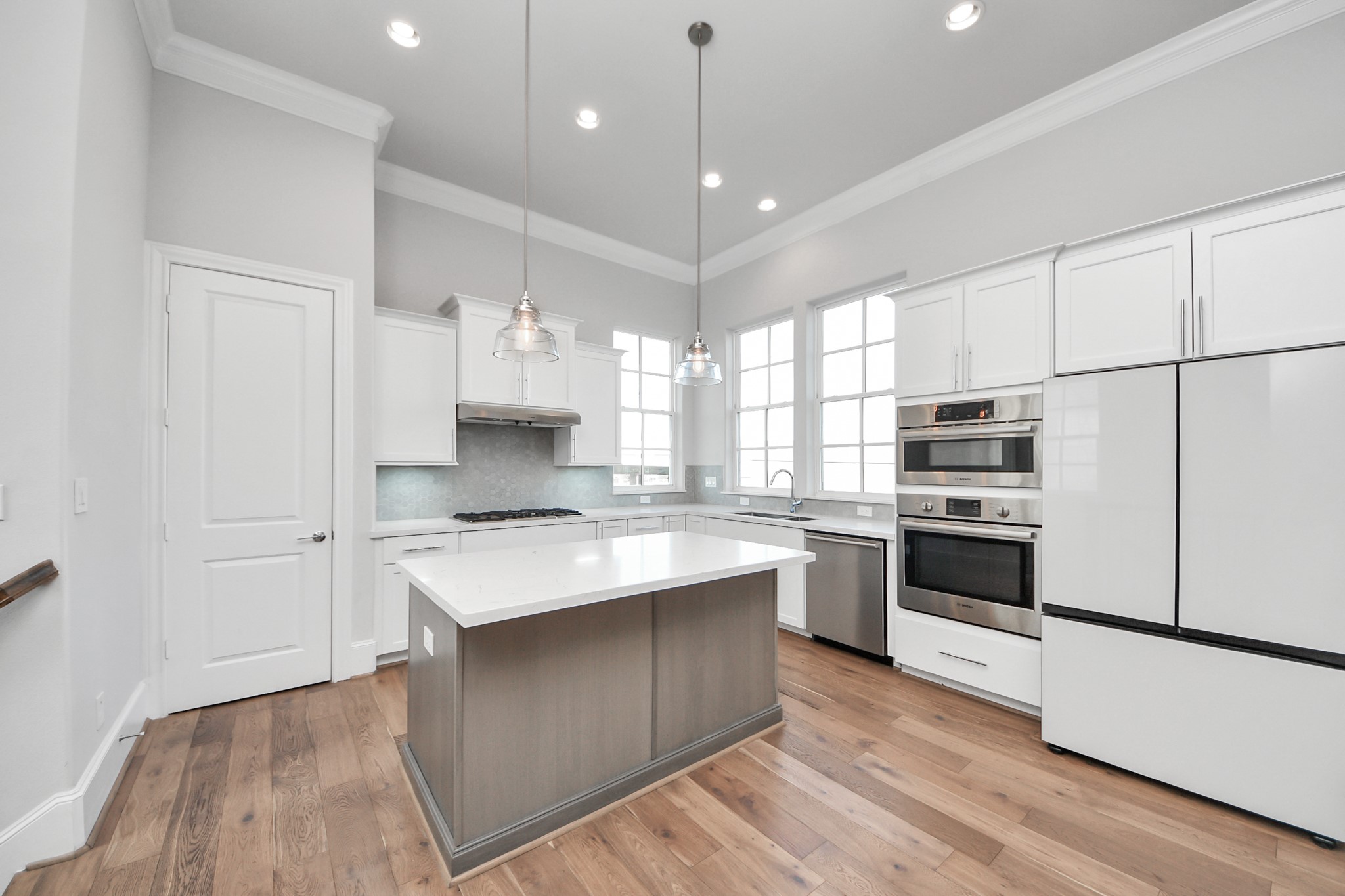 826 Cage Street Houston, TX 77020 - Photo 9 of 45 a kitchen with a sink stove and refrigerator
