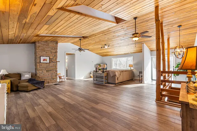 a view of a livingroom with furniture and a ceiling fan