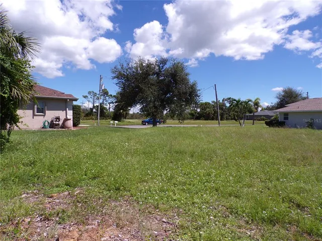 a view of a yard in front of the house