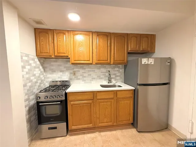$1,575 | 3091 Edwin Avenue, Unit 3D, Fort Lee, NJ 07024