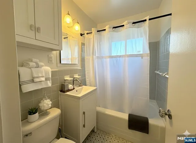 $1,575 | 3091 Edwin Avenue, Unit 3D, Fort Lee, NJ 07024