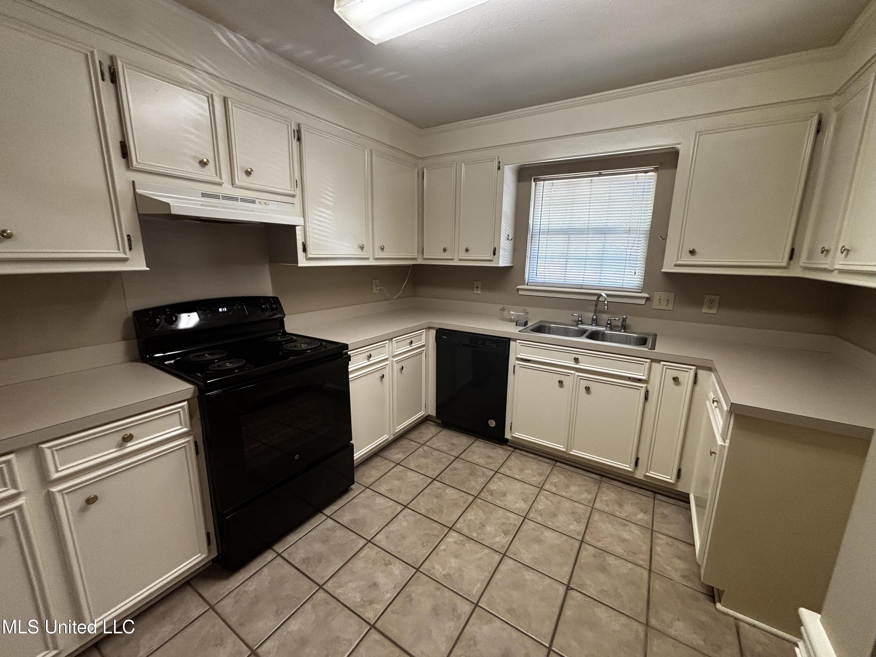 196 Cobblestone Drive Madison, MS 39110 - Photo 2 of 12 Photo Apr 08 2025, 2 25 40 PM