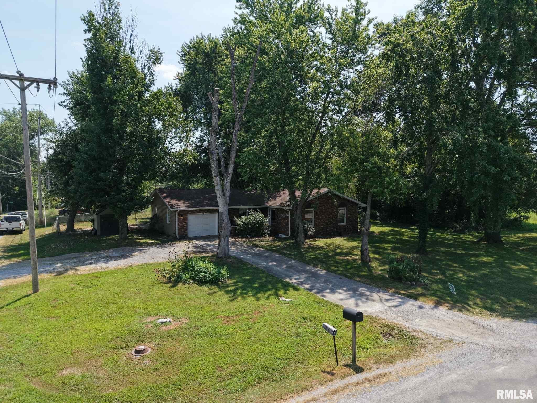 208 North Brown Street Benton, IL 62812 - Photo 2 of 19