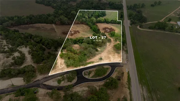 an aerial view of a house having yard