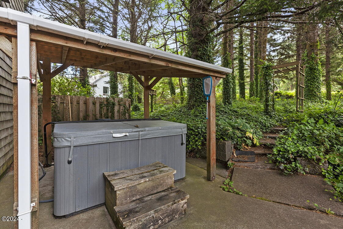 154 Shell Street Yachats, OR 97498 - Photo 44 of 57 Hot Tub