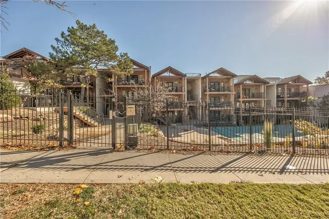 $194,900 | 4727 Jarboe Street, Unit 83, Kansas City, MO 64112