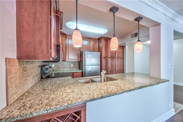 $194,900 | 4727 Jarboe Street, Unit 83, Kansas City, MO 64112