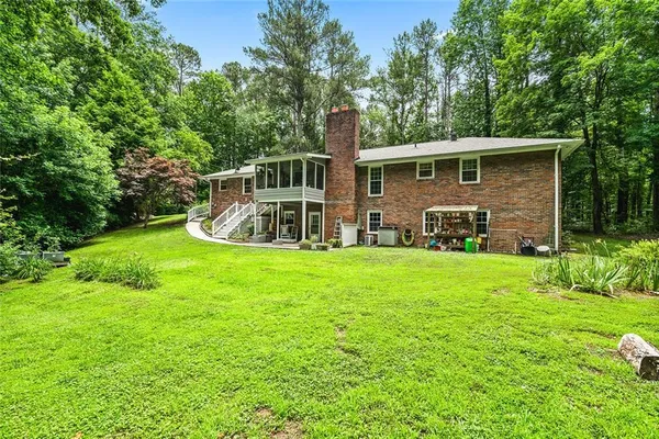 a view of a house with backyard