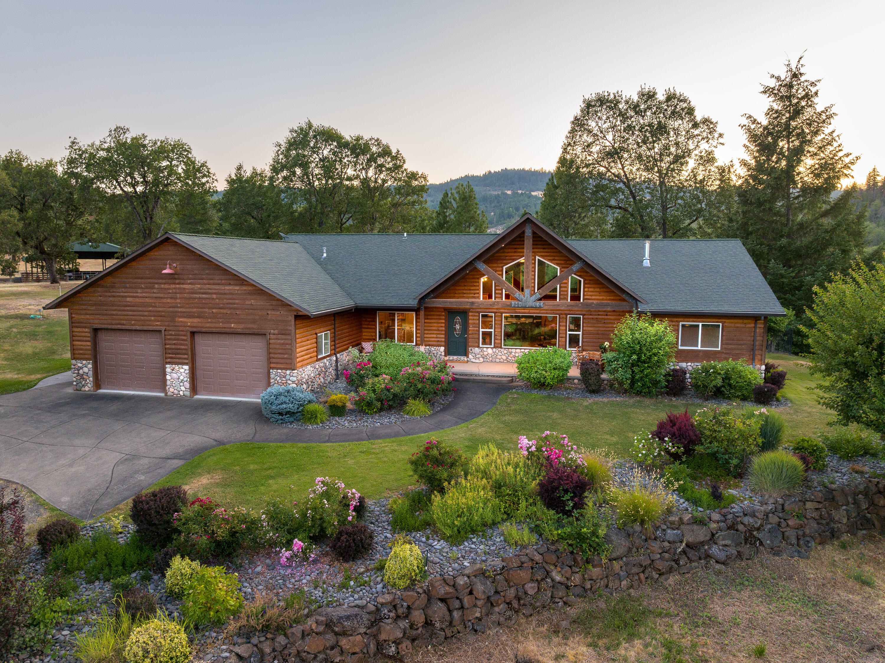 536 Ragsdale Road Trail, OR 97541 - Photo 2 of 67 a front view of a house with garden