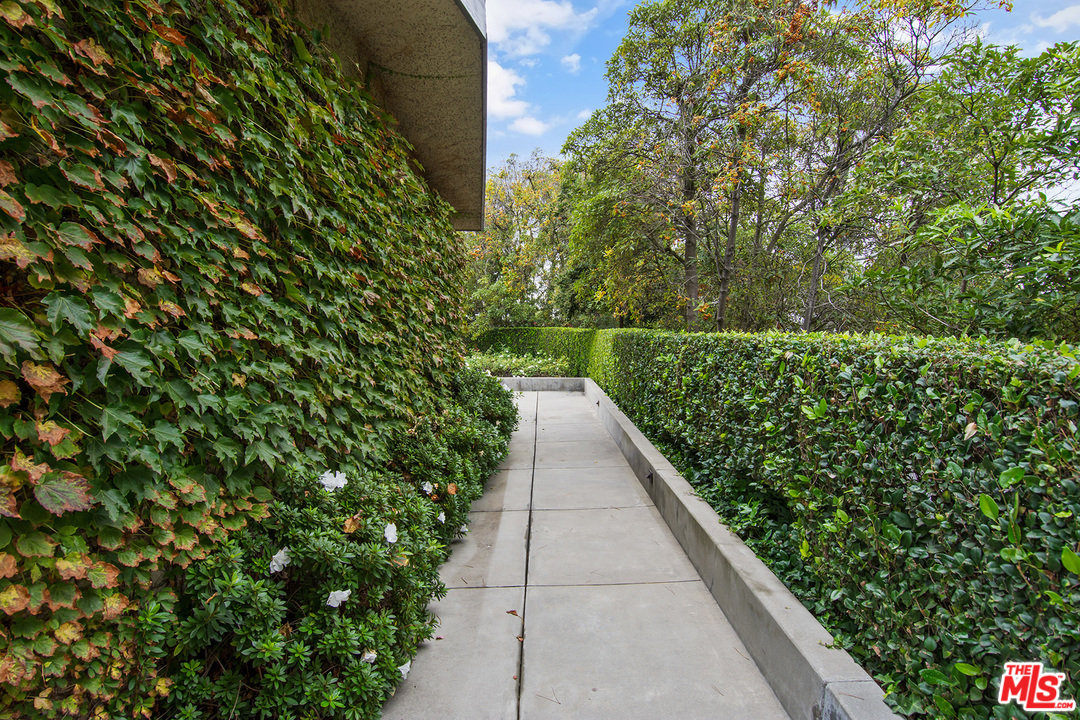 410 Walker Drive Beverly Hills, CA 90210 - Photo 5 of 36