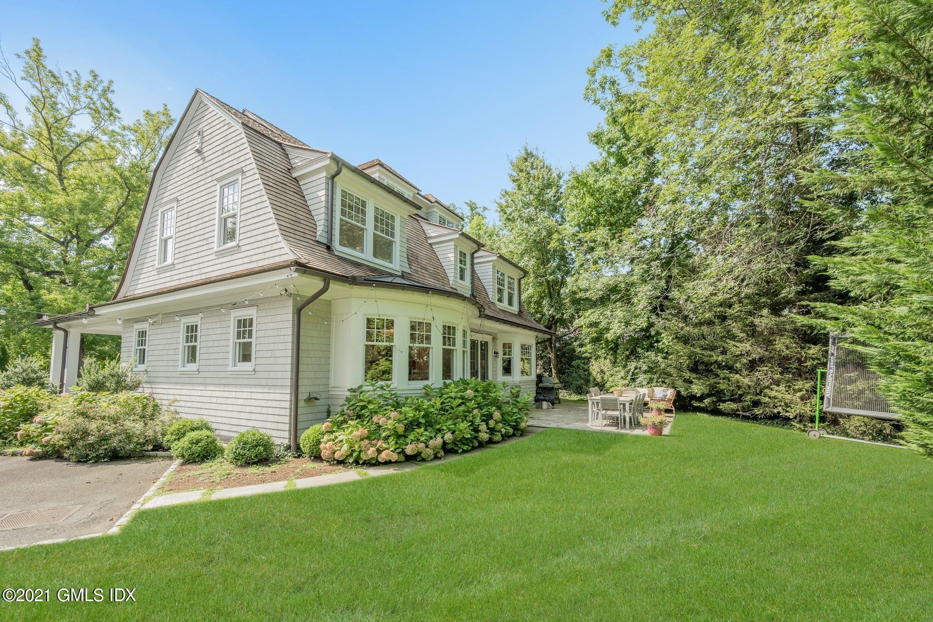 45 Willow Road Riverside, CT 06878 - Photo 37 of 38 a front view of a house with a garden