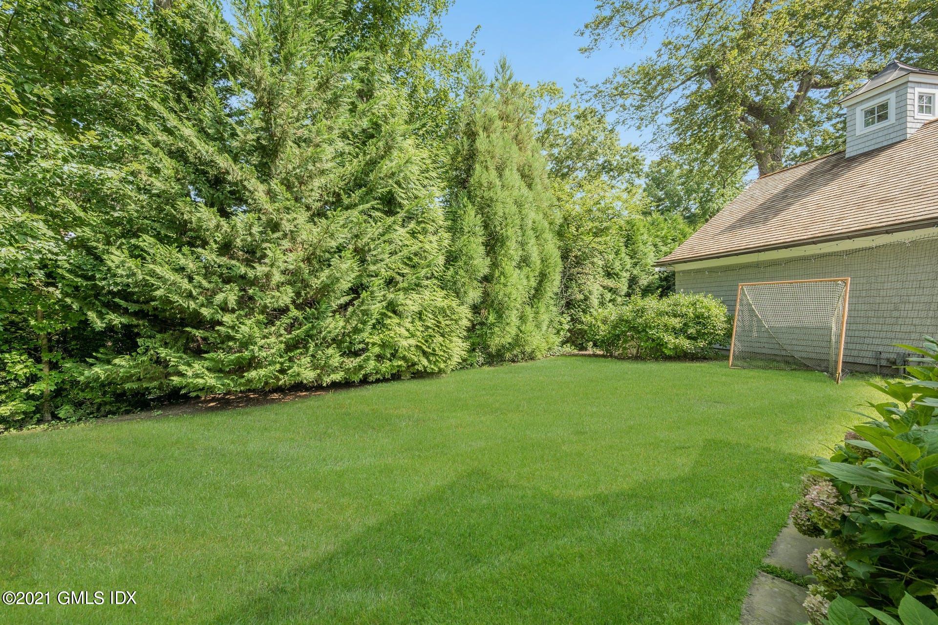 45 Willow Road Riverside, CT 06878 - Photo 38 of 38 a view of a backyard with a garden