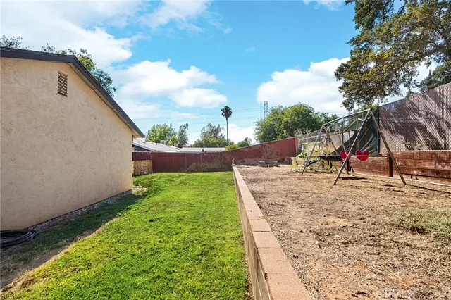 a view of a house with backyard