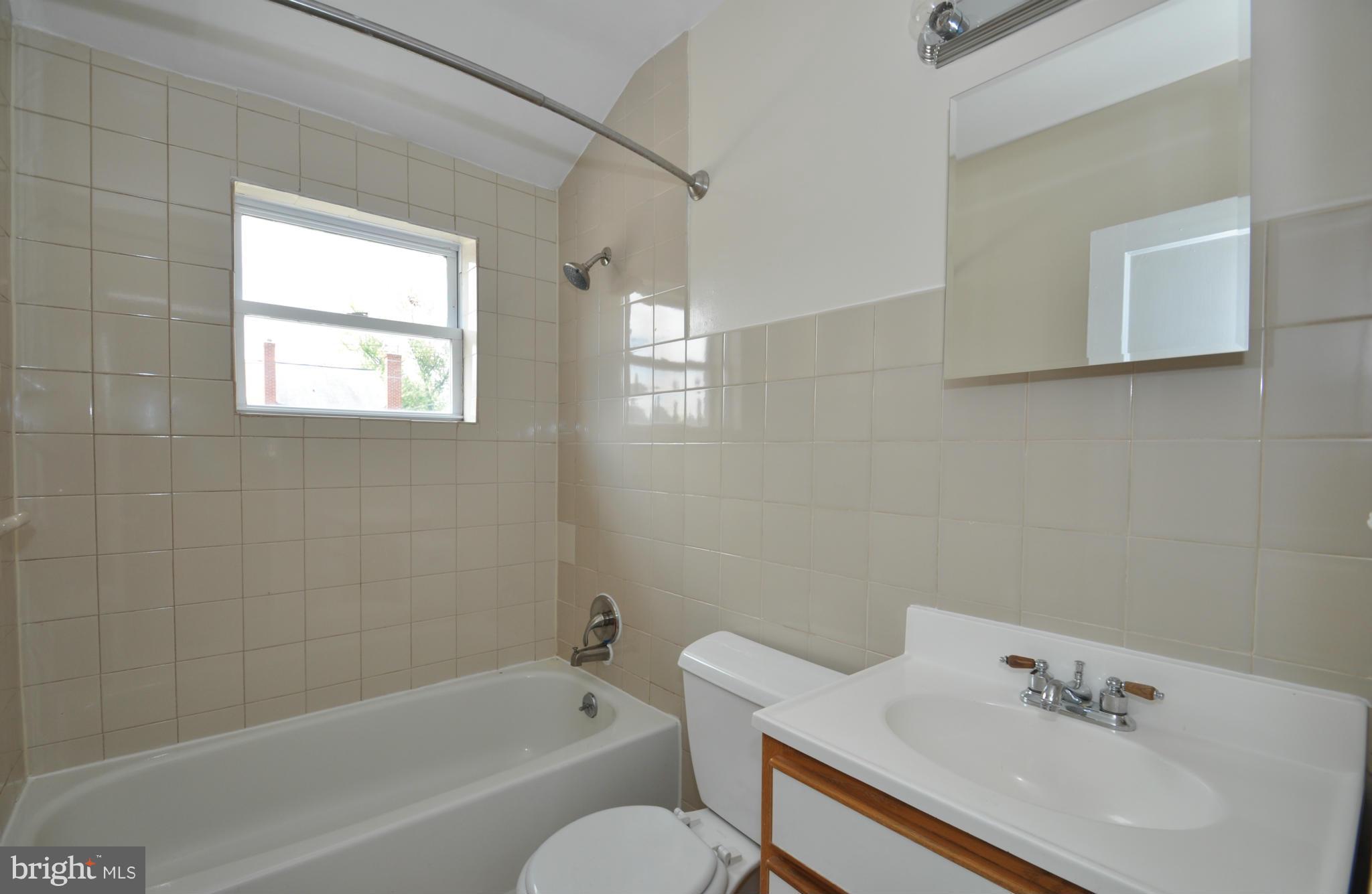 845 Arncliffe Road Baltimore, MD 21221 - Photo 17 of 26 Bath