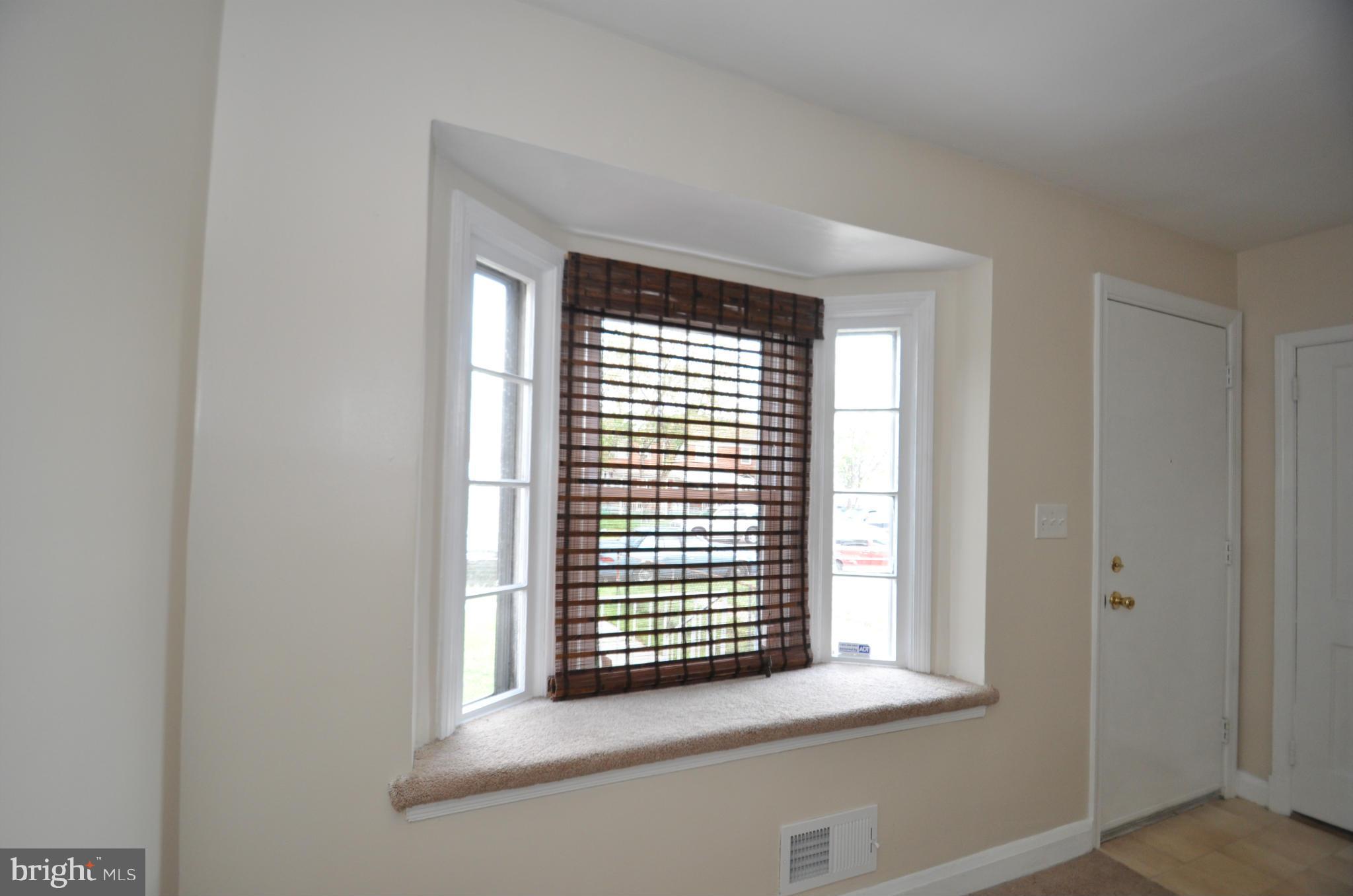 845 Arncliffe Road Baltimore, MD 21221 - Photo 5 of 26 Living Room