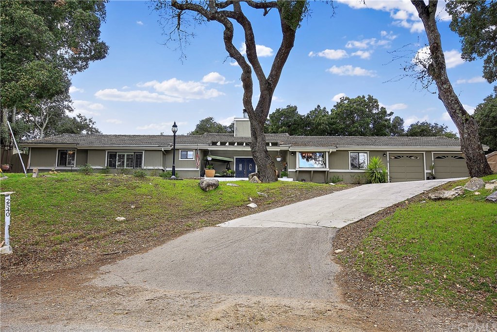 2540 Alturas Road Atascadero, CA 93422 - Photo 1 of 43 Front View - Driveway