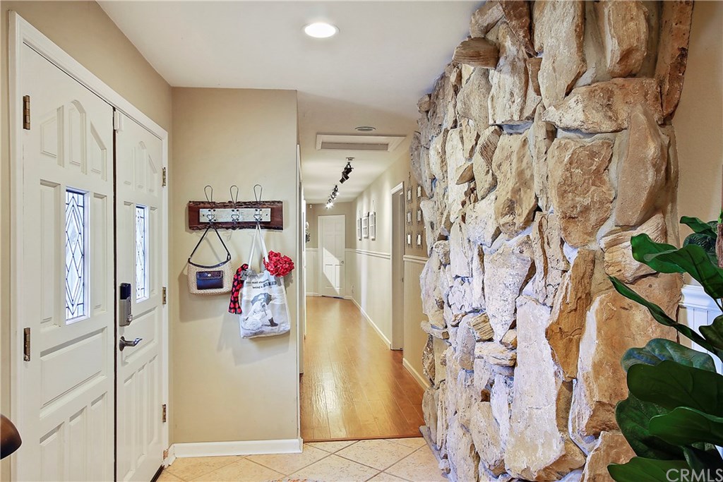 2540 Alturas Road Atascadero, CA 93422 - Photo 6 of 43 Entry & Hallway