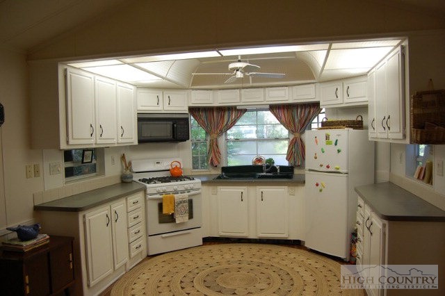 247 River Road Newland, NC 28657 - Photo 13 of 18 Gallery Image 13