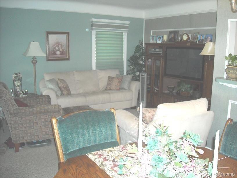 22778 David Eastpointe, MI 48021 - Photo 2 of 15 3 Living room
