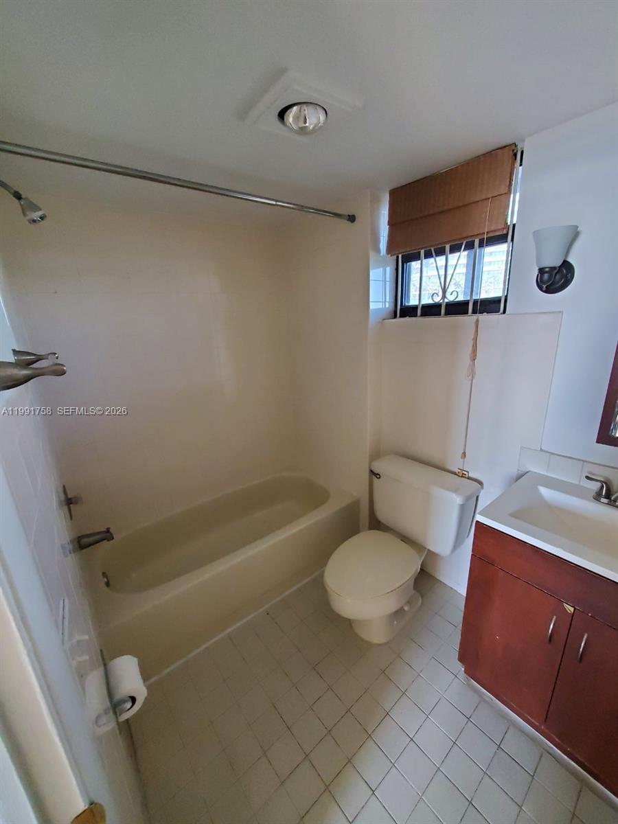 555 Northeast 30th Street, Unit 502 Miami, FL 33137 - Photo 11 of 19 a bathroom with a toilet a sink and bathtub