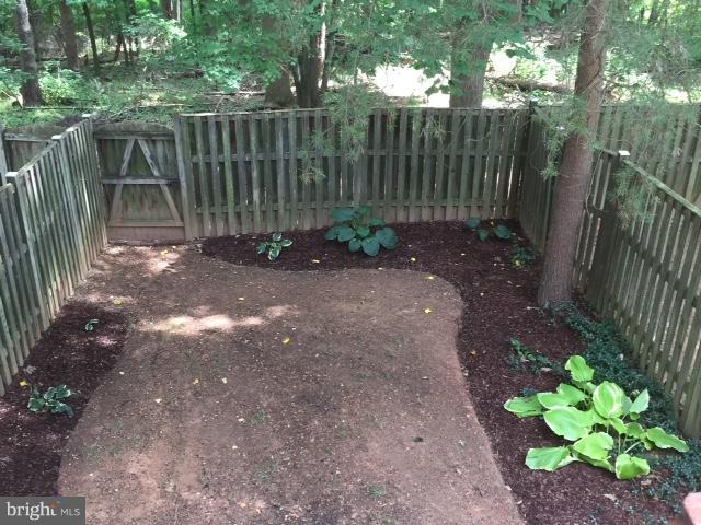 10320 Apple Ridge Road Gaithersburg, MD 20886 - Photo 24 of 30 a backyard of a house with lots of green space