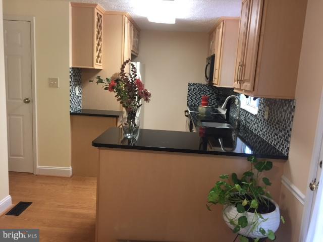 10320 Apple Ridge Road Gaithersburg, MD 20886 - Photo 5 of 30 a vase of flowers sitting on a table field