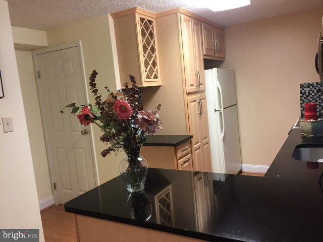 10320 Apple Ridge Road Gaithersburg, MD 20886 - Photo 7 of 30 a vase of flowers sitting on a table
