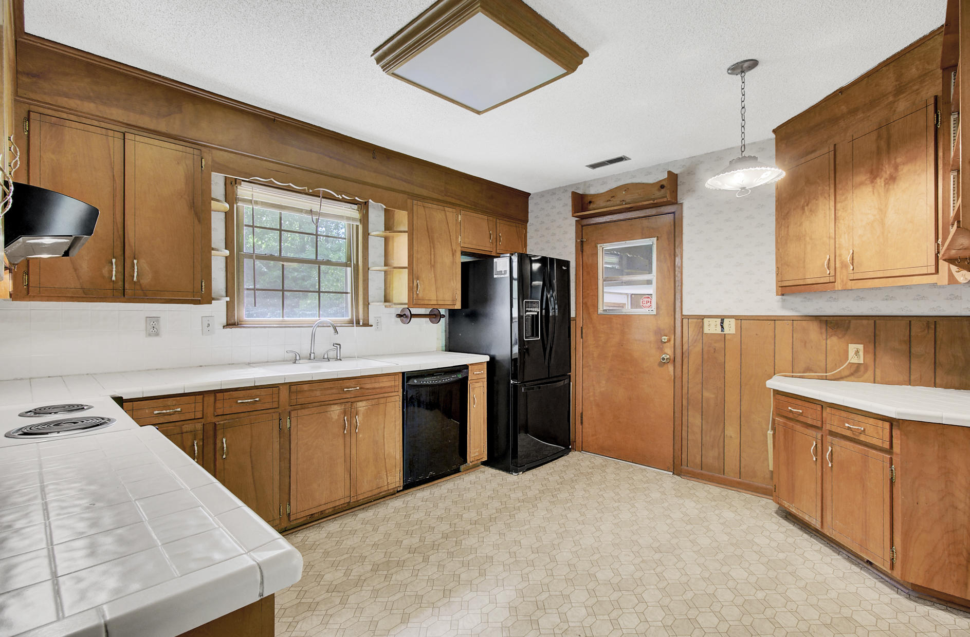 6037 Rembert Drive Hanahan, SC 29410 - Photo 12 of 43 (12)