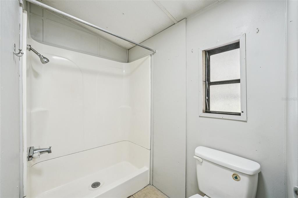 4708 Gallagher Road Plant City, FL 33565 - Photo 29 of 62 a bathroom with a bathtub and a toilet