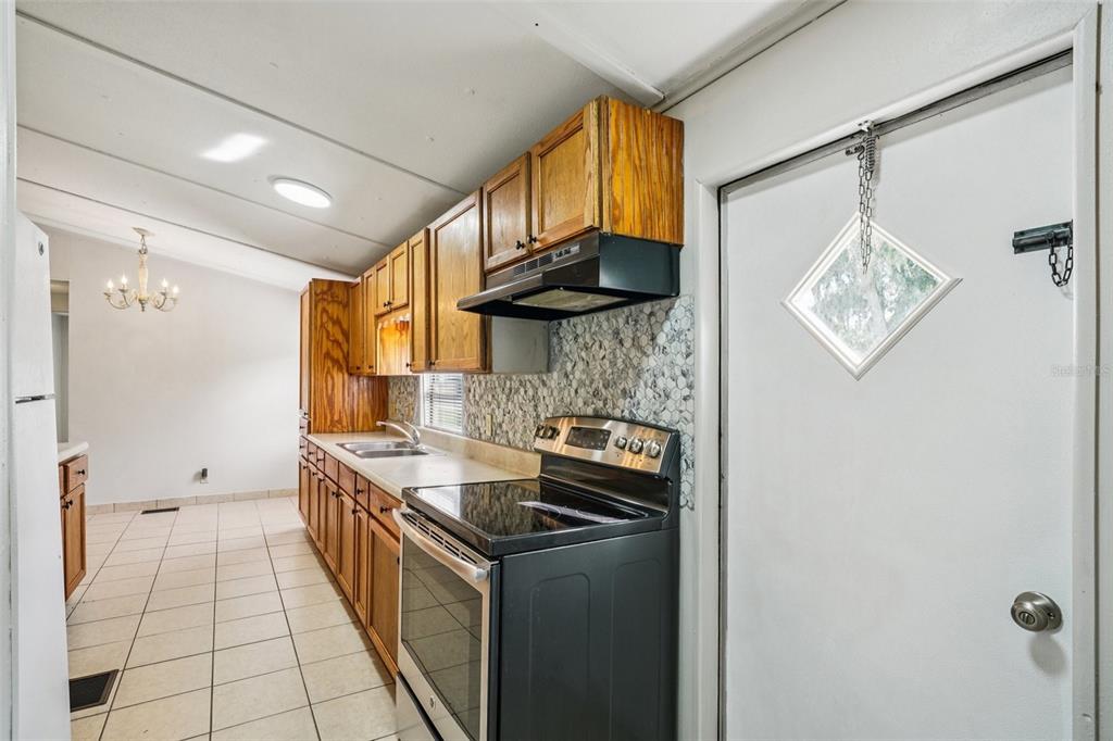 4708 Gallagher Road Plant City, FL 33565 - Photo 44 of 62 a kitchen with stainless steel appliances granite countertop a stove and a refrigerator