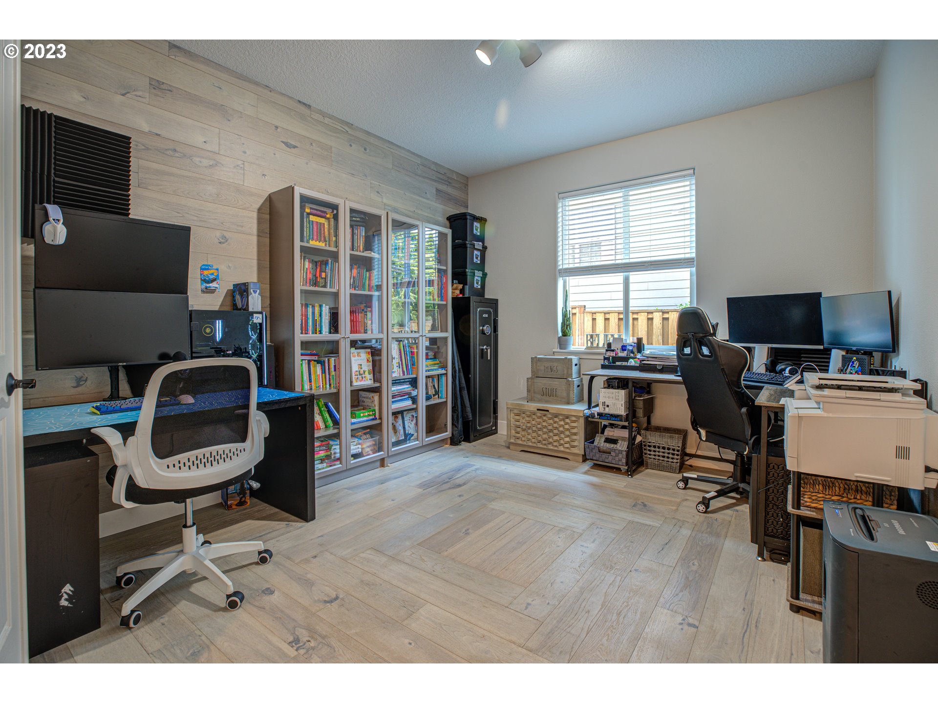 6055 Southeast 28th Street Gresham, OR 97080 - Photo 31 of 48 a workspace with furniture and window