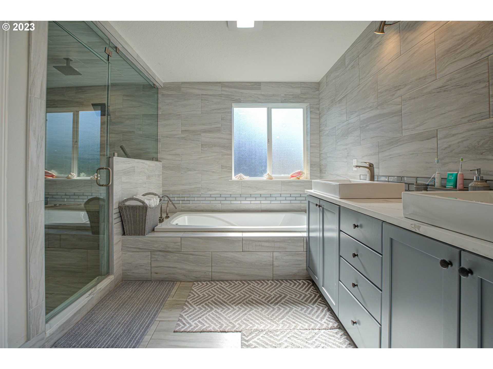 6055 Southeast 28th Street Gresham, OR 97080 - Photo 38 of 48 a bathroom with a sink a mirror and a bathtub