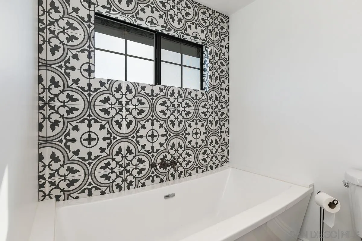 970 Saxony Road Encinitas, CA 92024 - Photo 28 of 39 a bathroom with a bathtub and window