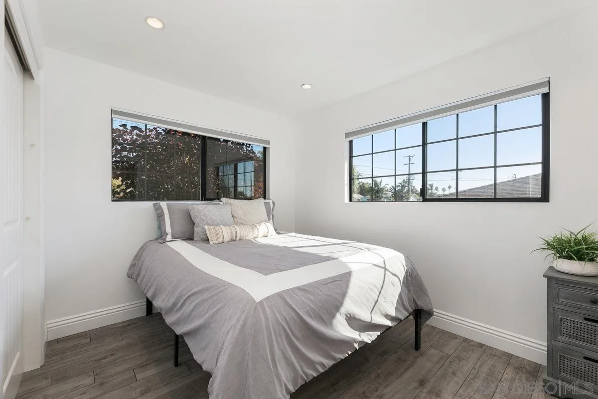970 Saxony Road Encinitas, CA 92024 - Photo 29 of 39 a bedroom with a bed and a window