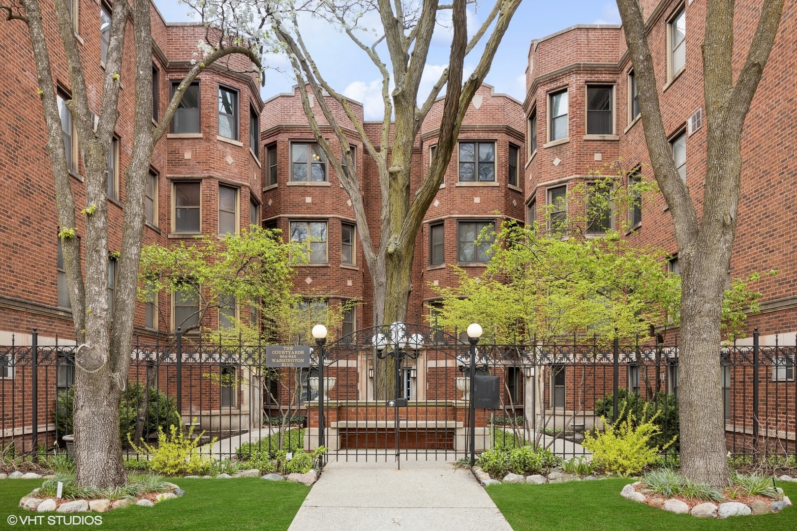 938 Washington Boulevard, Unit 3W Oak Park, IL 60302 - Photo 16 of 16 a view of a brick building next to a yard