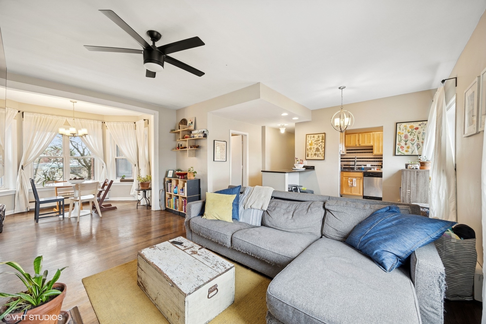 938 Washington Boulevard, Unit 3W Oak Park, IL 60302 - Photo 2 of 16 a living room with furniture and wooden floor