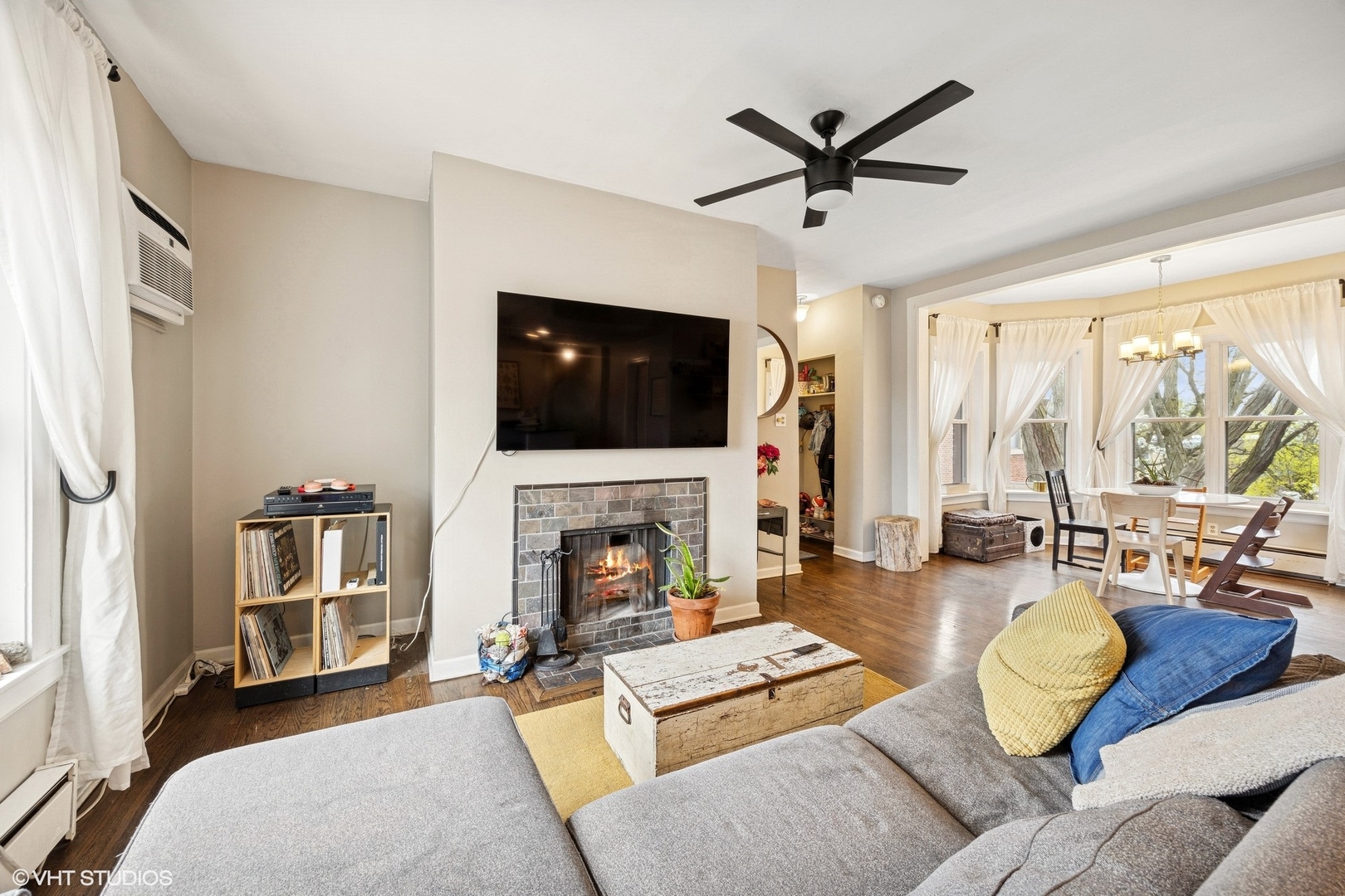 938 Washington Boulevard, Unit 3W Oak Park, IL 60302 - Photo 3 of 16 a living room with furniture a fireplace and a flat screen tv
