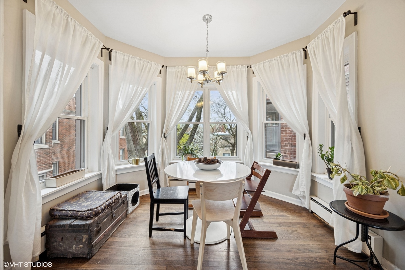 938 Washington Boulevard, Unit 3W Oak Park, IL 60302 - Photo 4 of 16 a view of a dining room with furniture window and wooden floor