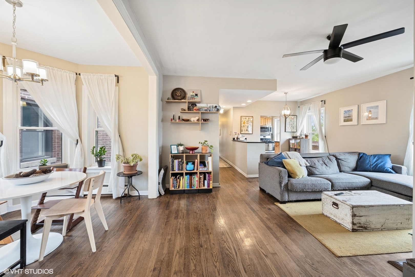 938 Washington Boulevard, Unit 3W Oak Park, IL 60302 - Photo 5 of 16 a living room with furniture and a large window