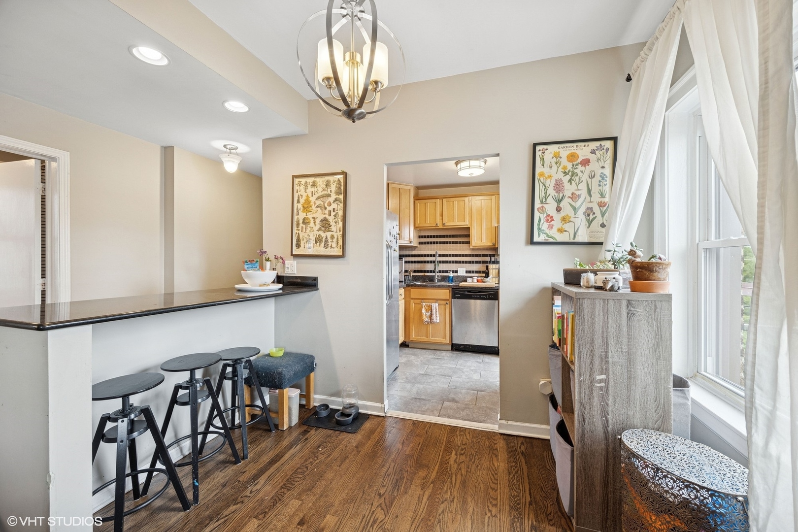 938 Washington Boulevard, Unit 3W Oak Park, IL 60302 - Photo 6 of 16 a view of kitchen with furniture and wooden floor