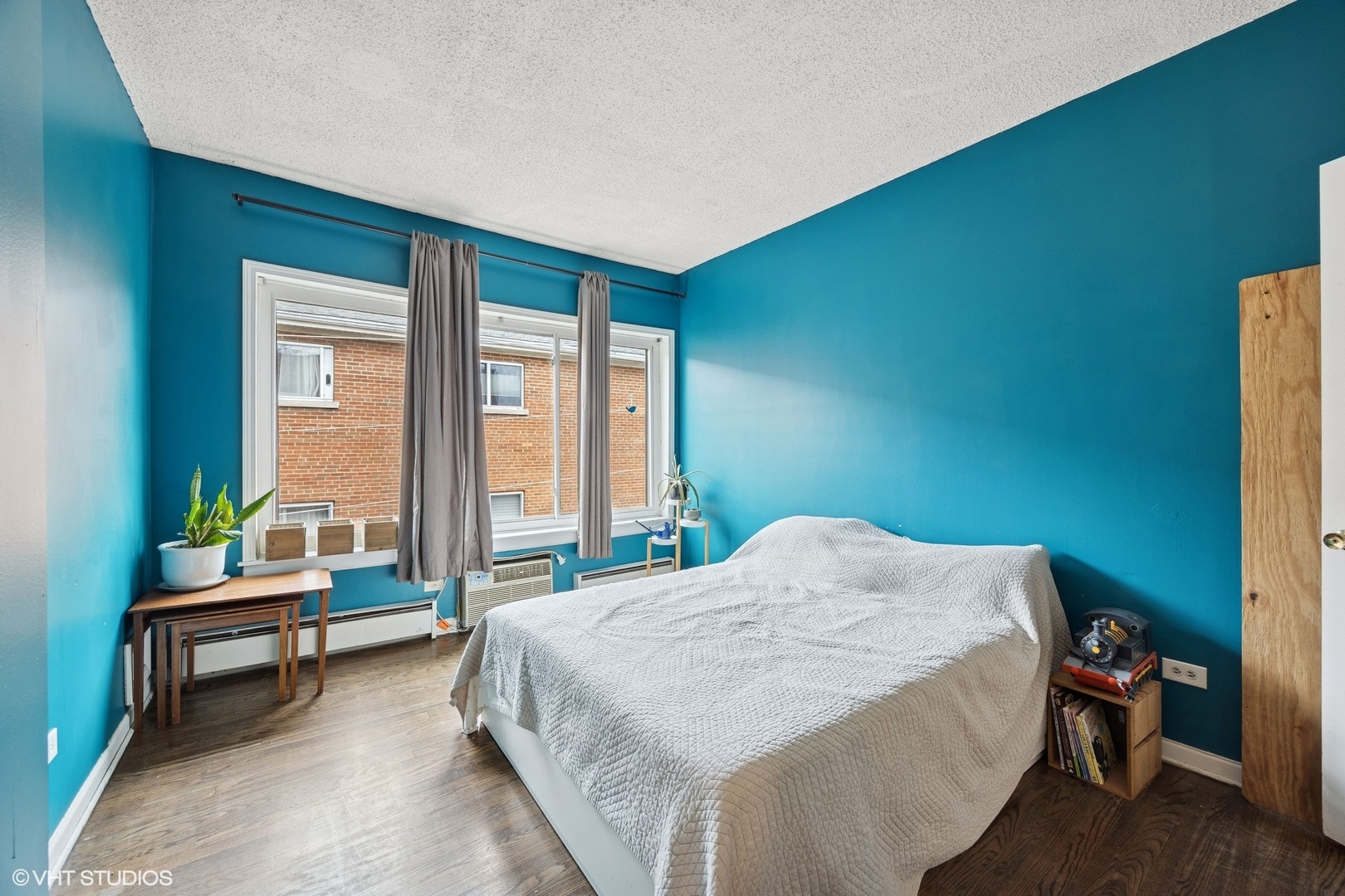 938 Washington Boulevard, Unit 3W Oak Park, IL 60302 - Photo 10 of 16 a bedroom with a bed and a large window